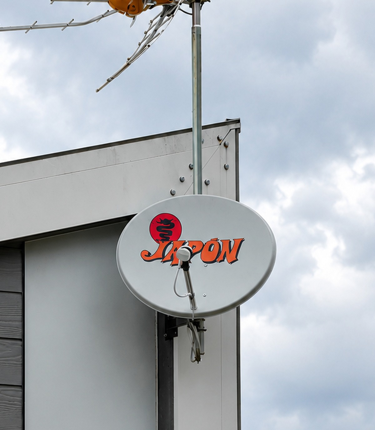 Antena parabólica y terrestre con logo Electrónica Japón