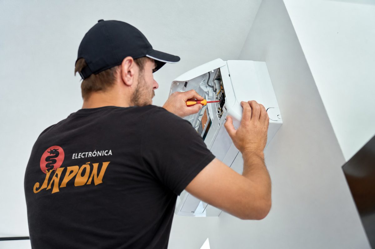 Técnico de Electrónica Japón instalando aire acondicionado